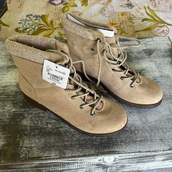 NWT woman’s boots - Picture 2 of 6